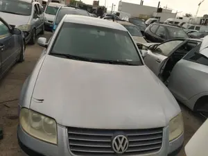 VOLKSWAGEN PASSAT BERLINA (3B3) foto 2
