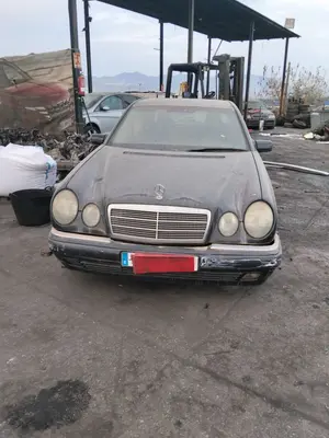 MERCEDES-BENZ CLASE E (BM 210) BERLINA foto 1