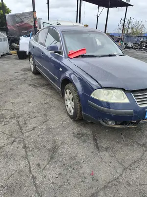 VOLKSWAGEN PASSAT BERLINA (3B3) foto 2