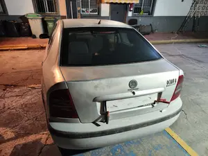 SKODA OCTAVIA BERLINA (1U2) foto 3