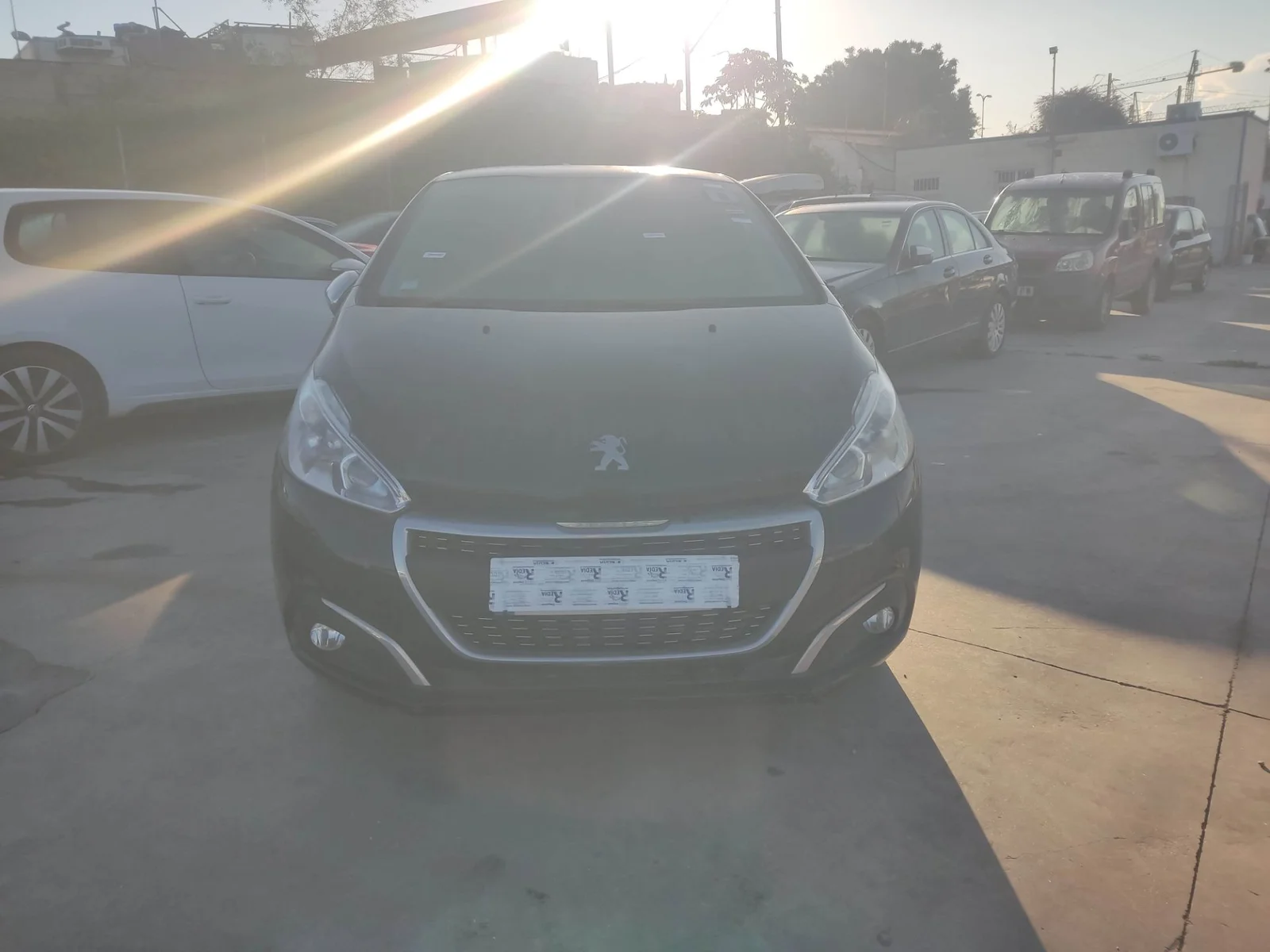 PEUGEOT 208