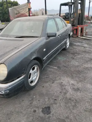MERCEDES-BENZ CLASE E (BM 210) BERLINA foto 2