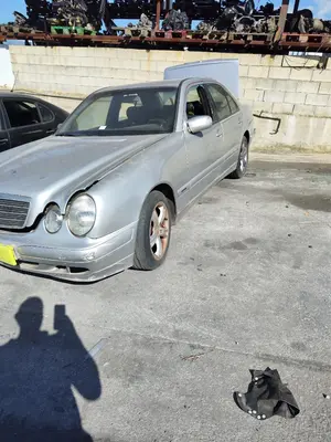 MERCEDES-BENZ CLASE E (BM 210) BERLINA foto 1