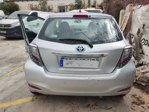 TOYOTA YARIS (P13) foto 6