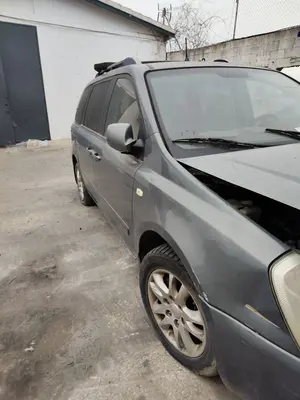 KIA CARNIVAL foto 2