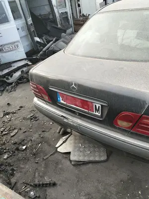 MERCEDES-BENZ CLASE E (BM 210) BERLINA foto 4